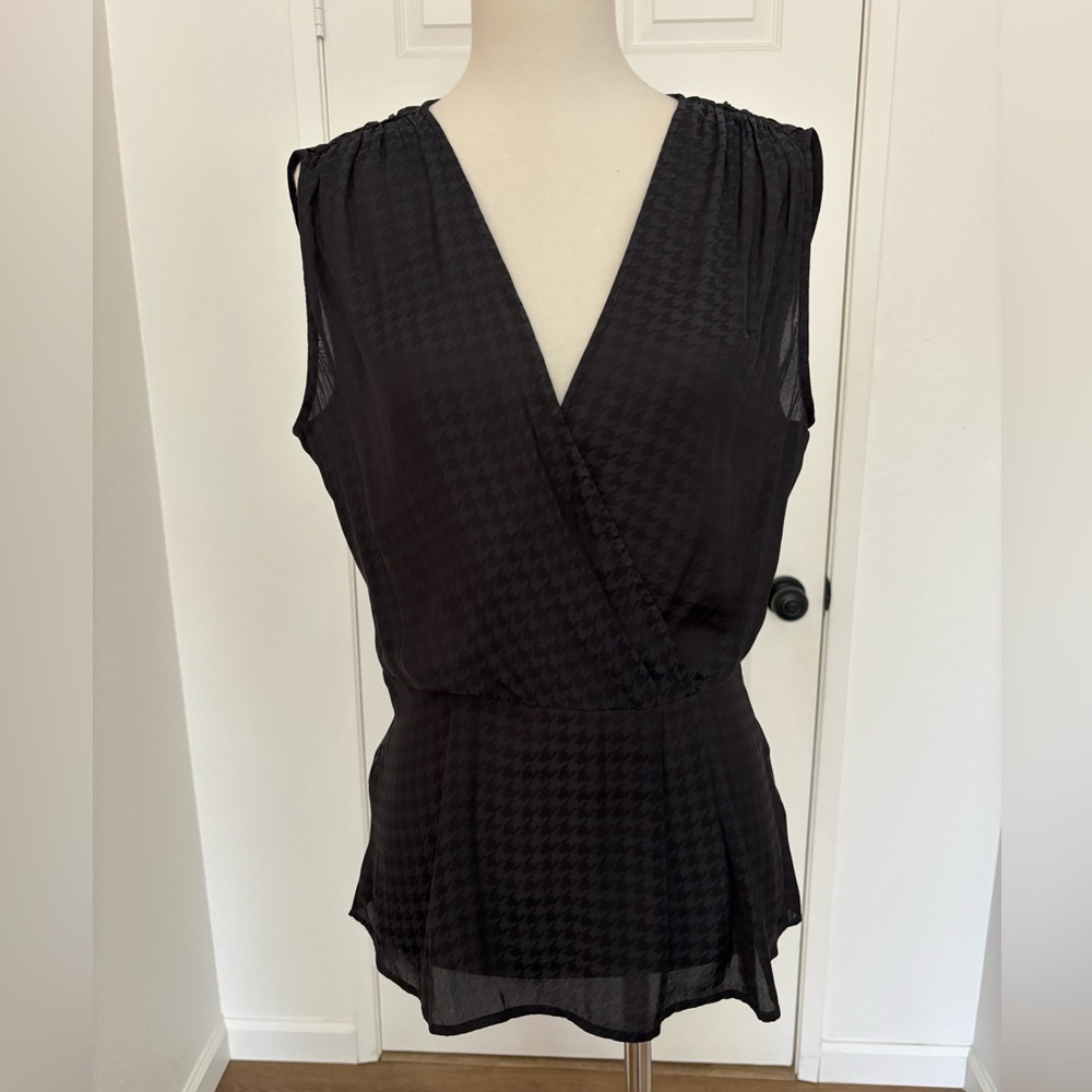 ✅ 3/$15 Chelsea 28 Sleeveless Top Size Small